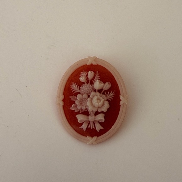 Vintage Avon 1970’s Floral Cameo Brooch with Bow Pin Excellent Condition - Picture 3 of 4